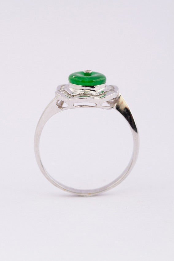 Wit gouden ring met jade, briljant en baguette geslepen diamanten