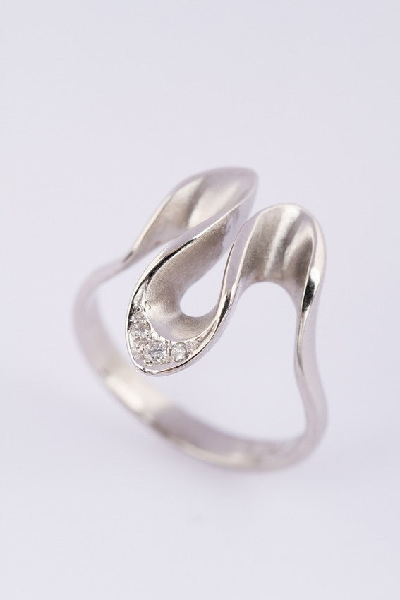 Wit gouden ring met 3 briljanten