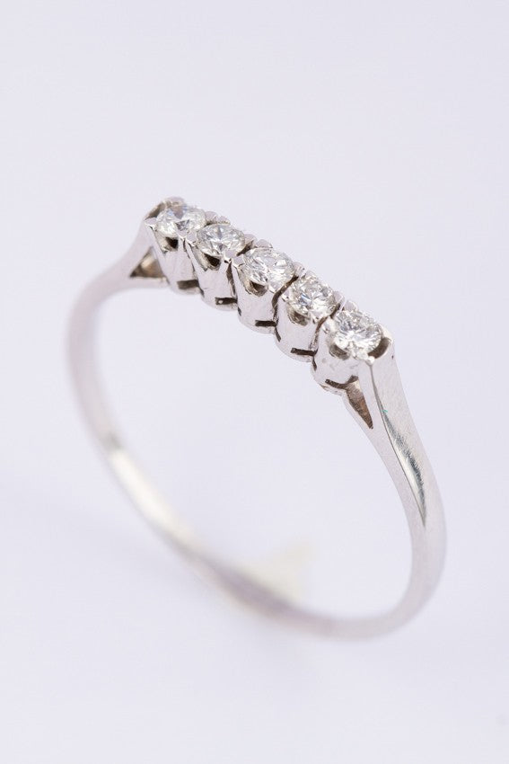 Wit gouden rij ring met 5 briljanten
