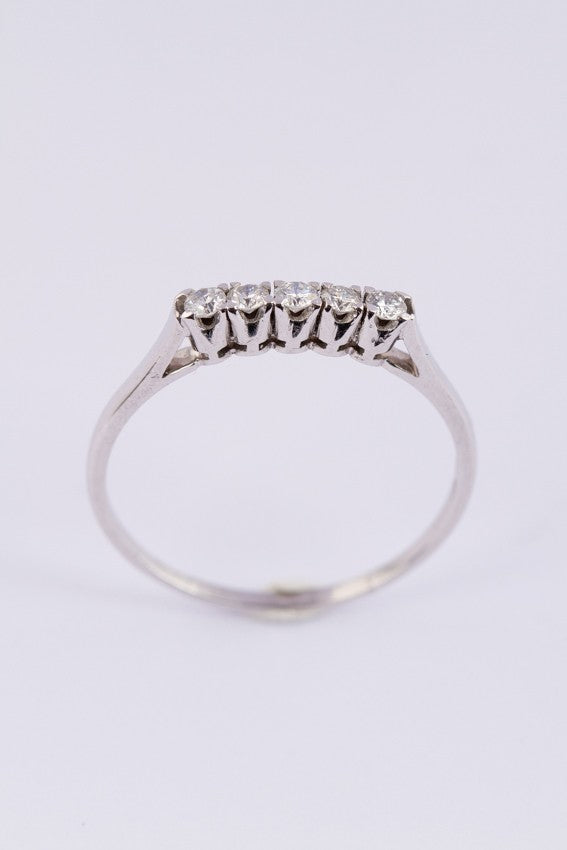 Wit gouden rij ring met 5 briljanten