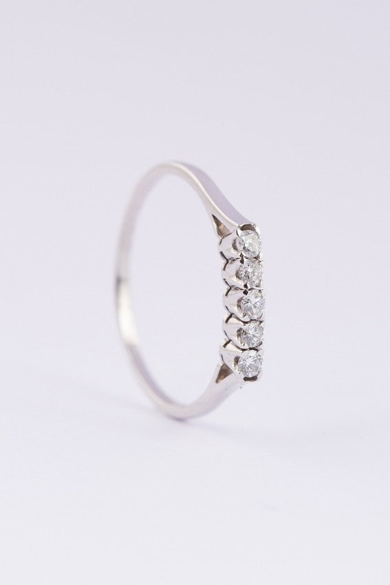 Wit gouden rij ring met 5 briljanten