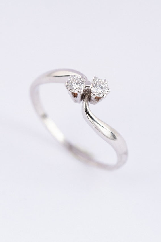 14 kt white gold ring with two brilliant cut diamonds, totalling approx. 0.14 ct.