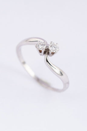 14 kt white gold ring with two brilliant cut diamonds, totalling approx. 0.14 ct.