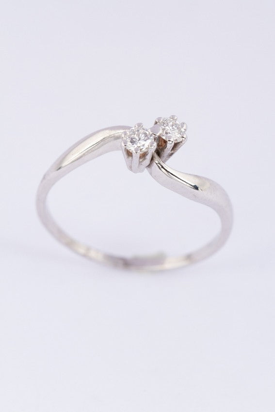 14 kt white gold ring with two brilliant cut diamonds, totalling approx. 0.14 ct.