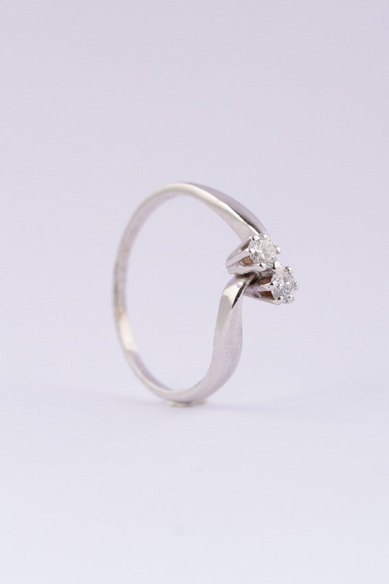 14 kt white gold ring with two brilliant cut diamonds, totalling approx. 0.14 ct.