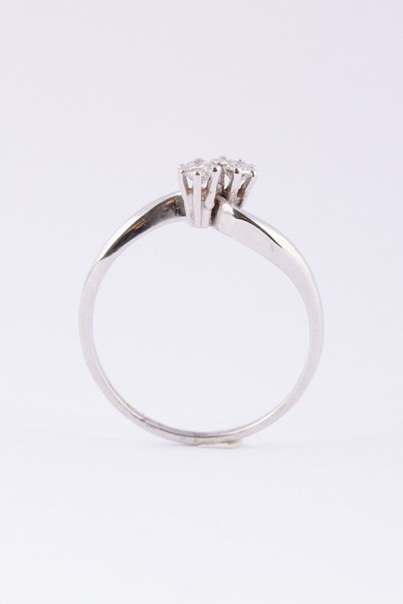 14 kt white gold ring with two brilliant cut diamonds, totalling approx. 0.14 ct.