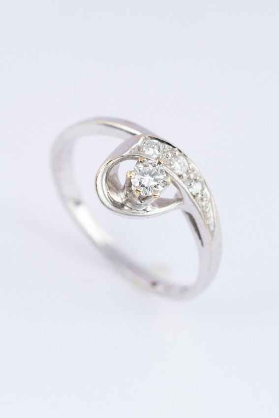 White gold ring with 4 brilliant cut diamonds
