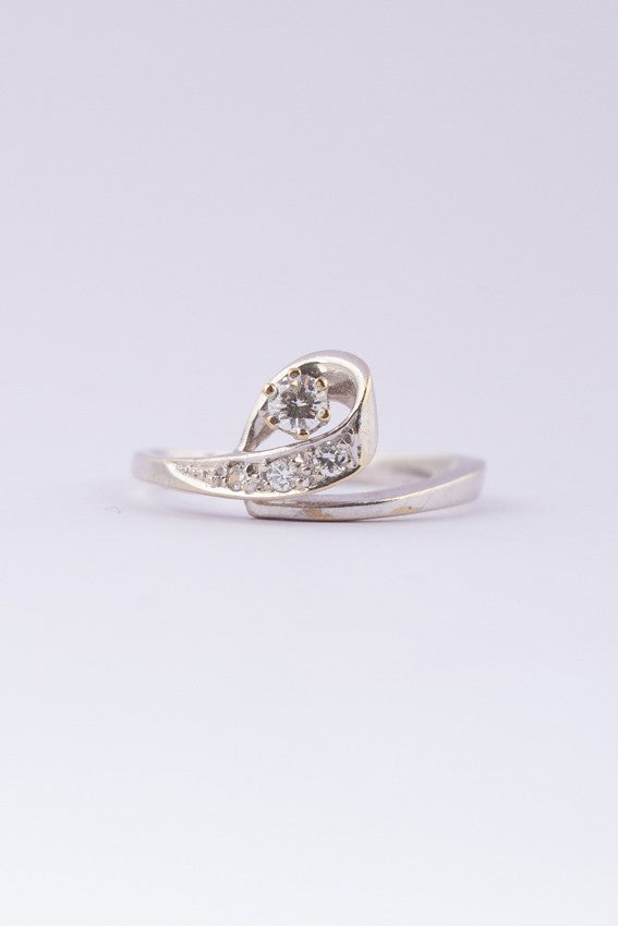 White gold ring with 4 brilliant cut diamonds