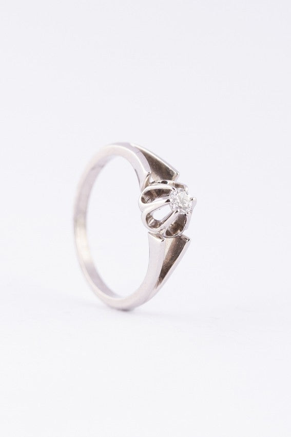 Wit gouden solitair ring met een briljant