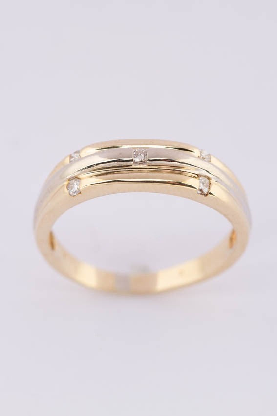 Wit/geel gouden ring met briljanten.