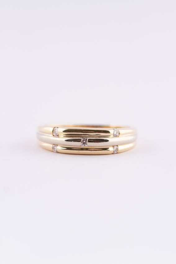 Wit/geel gouden ring met briljanten.
