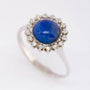 Wit gouden entourage ring met lapis lazuli en diamanten