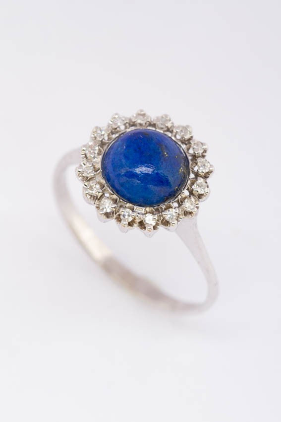 Wit gouden entourage ring met lapis lazuli en diamanten