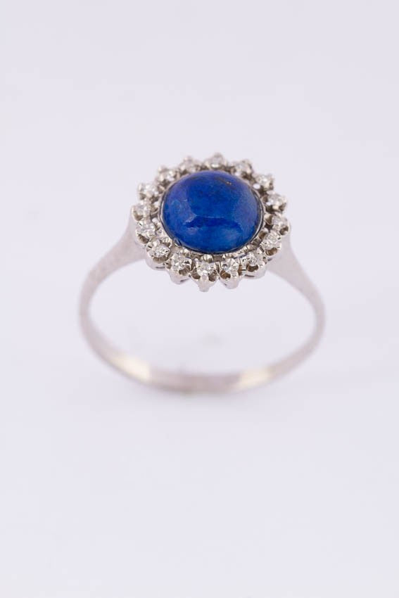 Wit gouden entourage ring met lapis lazuli en diamanten