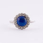 Wit gouden entourage ring met lapis lazuli en diamanten