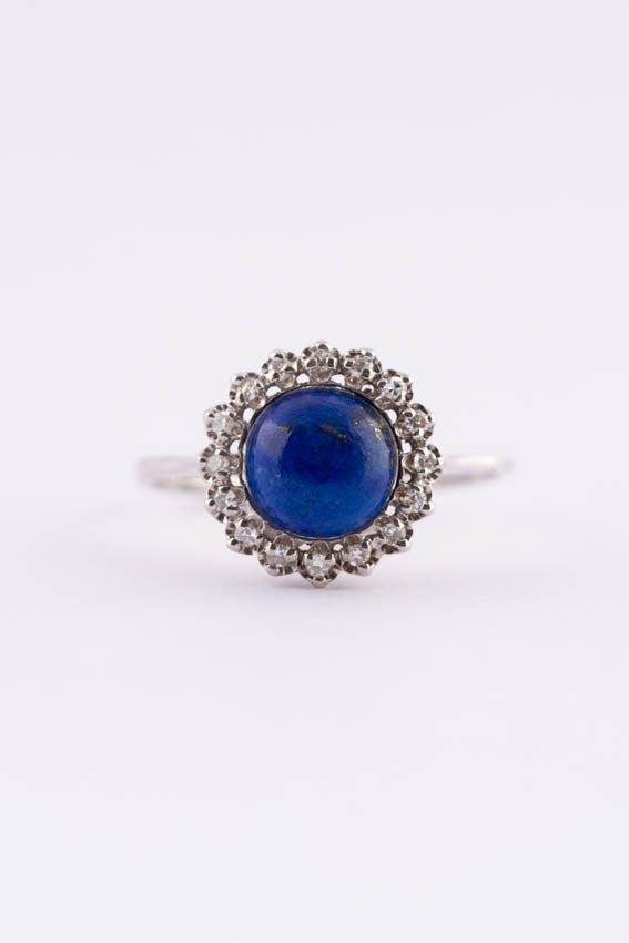 Wit gouden entourage ring met lapis lazuli en diamanten
