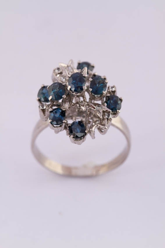 Wit gouden entourage ring met saffieren en diamanten