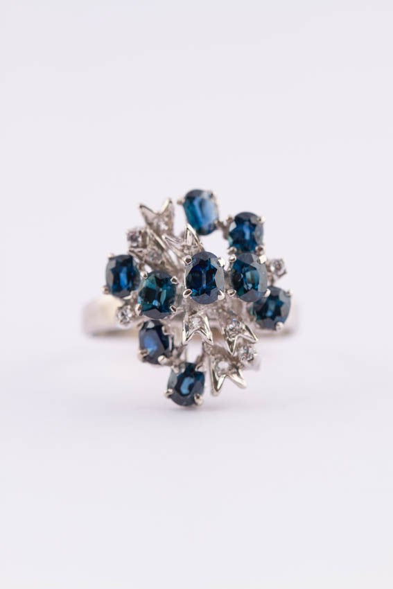 Wit gouden entourage ring met saffieren en diamanten