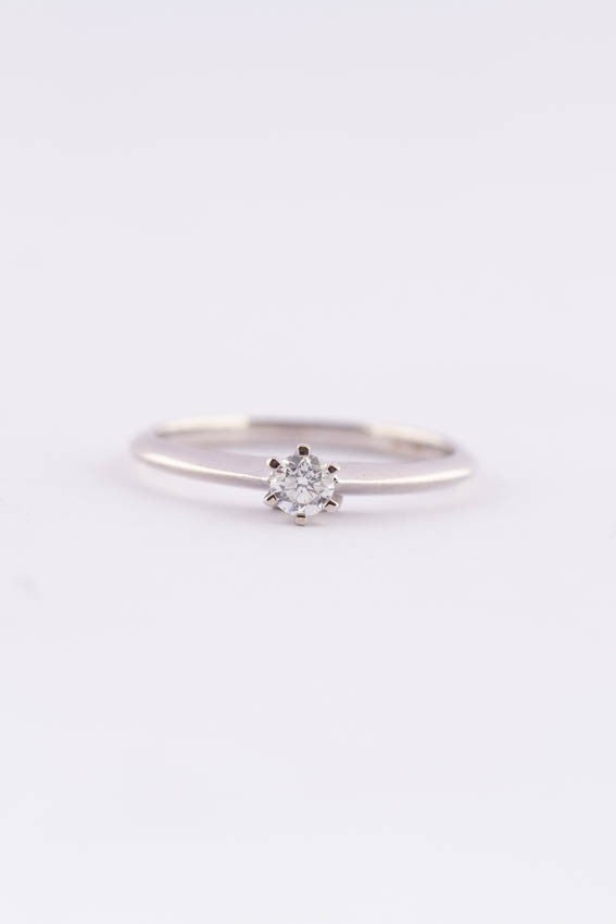 Wit gouden solitair ring met een briljant (0.20 ct.)