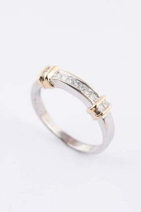 White/yellow gold row ring with princess cut diamonds