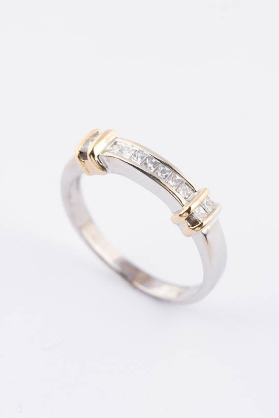 White/yellow gold row ring with princess cut diamonds