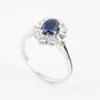 White gold entourage ring with sapphire, brilliants and diamonds