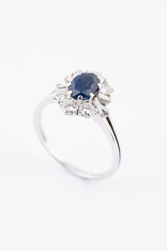 White gold entourage ring with sapphire, brilliants and diamonds