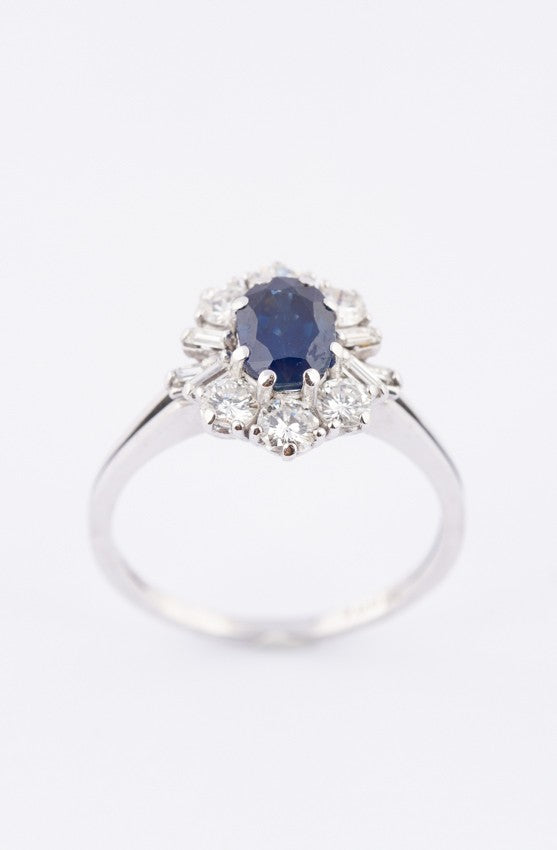 White gold entourage ring with sapphire, brilliants and diamonds