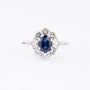 White gold entourage ring with sapphire, brilliants and diamonds