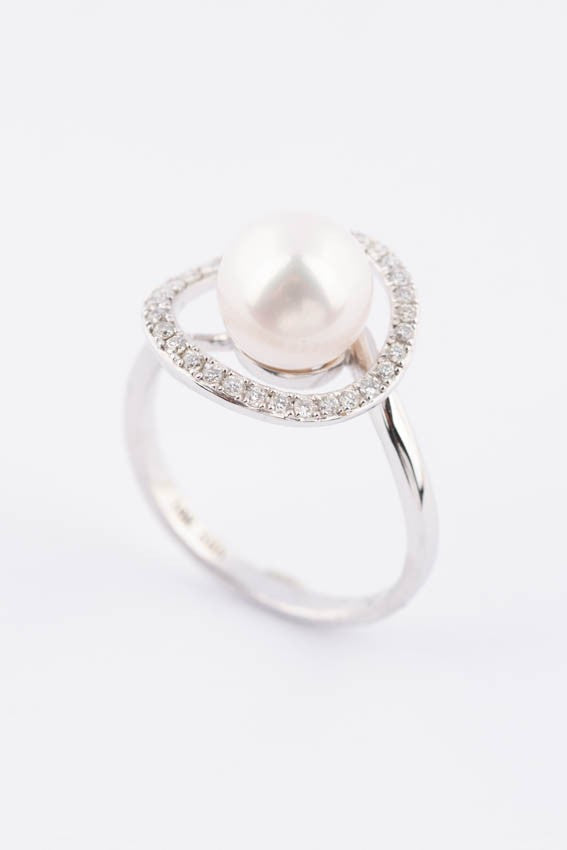 White gold entourage ring with cultured pearl and diamonds