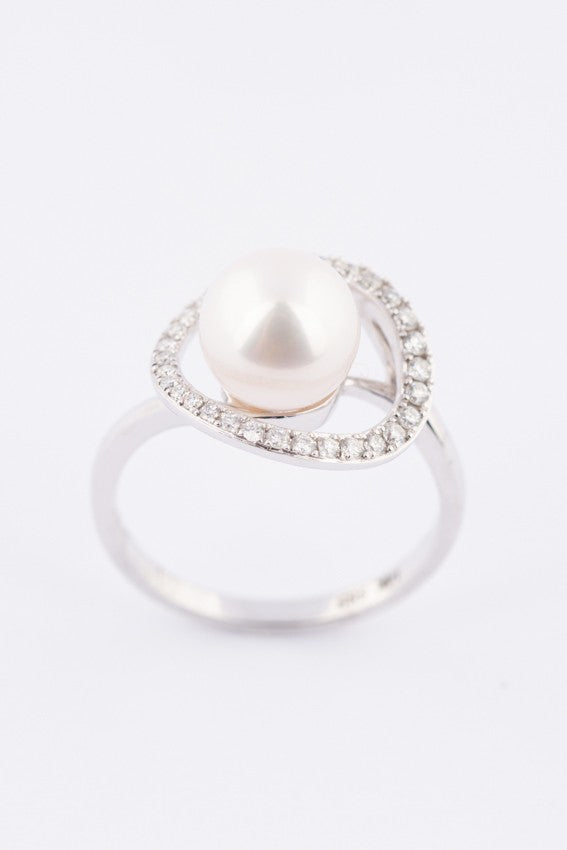 White gold entourage ring with cultured pearl and diamonds