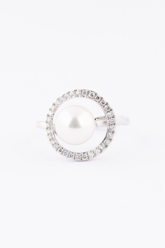 Wit gouden entourage ring met cultivé parel en briljanten