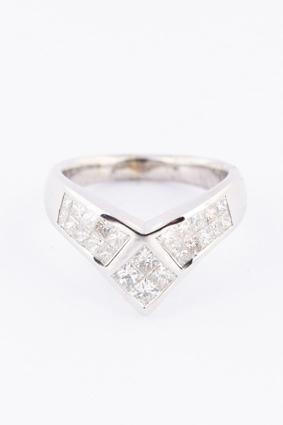 White gold V-ring with princess cut diamonds