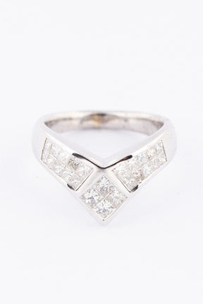 White gold V-ring with princess cut diamonds