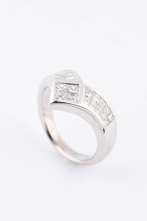 White gold V-ring with princess cut diamonds