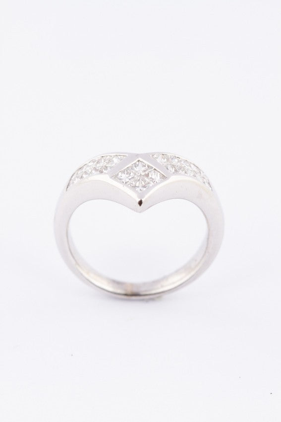 White gold V-ring with princess cut diamonds