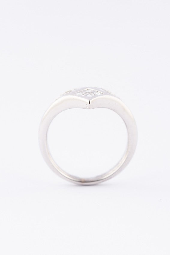 White gold V-ring with princess cut diamonds