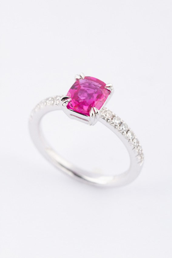 Wit gouden ring met een robijn en briljanten