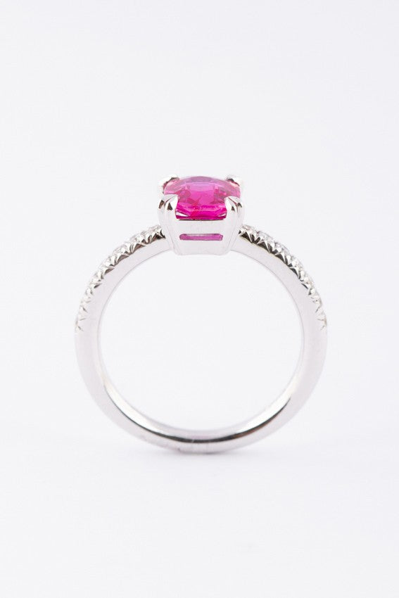 Wit gouden ring met een robijn en briljanten