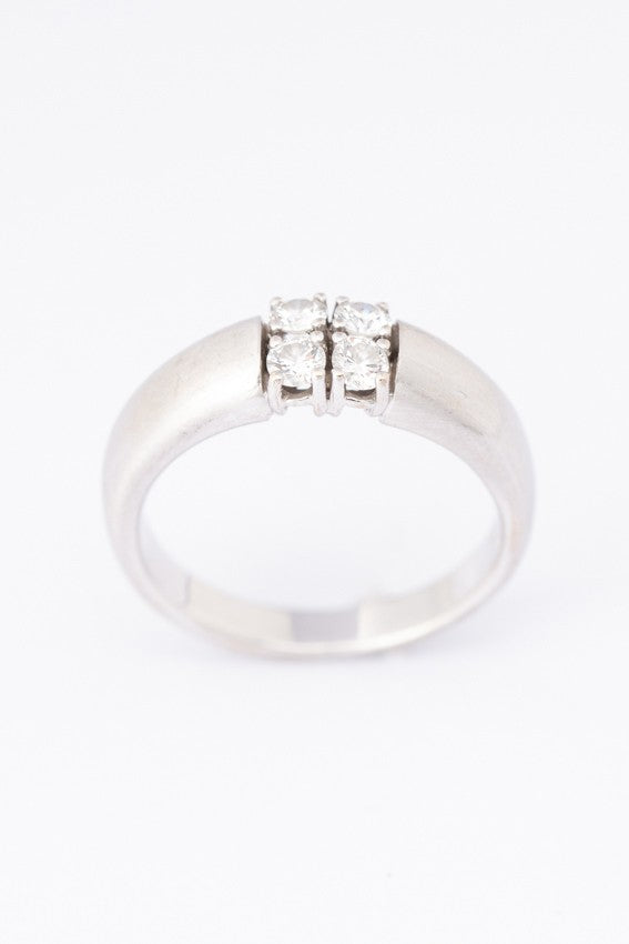 Wit gouden gematteerde ring met 4 briljanten