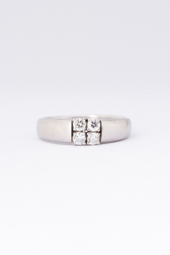 Wit gouden gematteerde ring met 4 briljanten