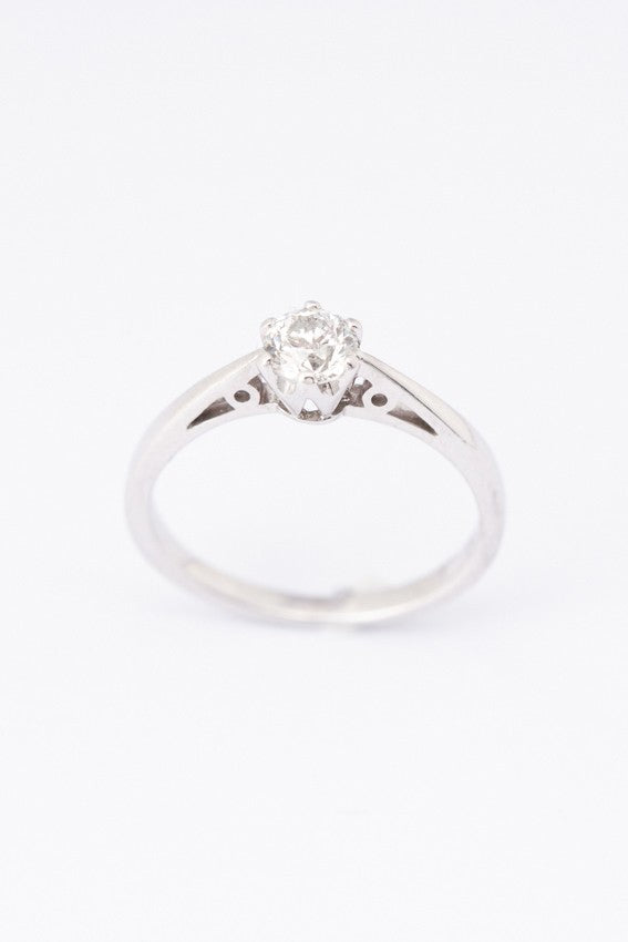 White gold solitaire ring with a brilliant