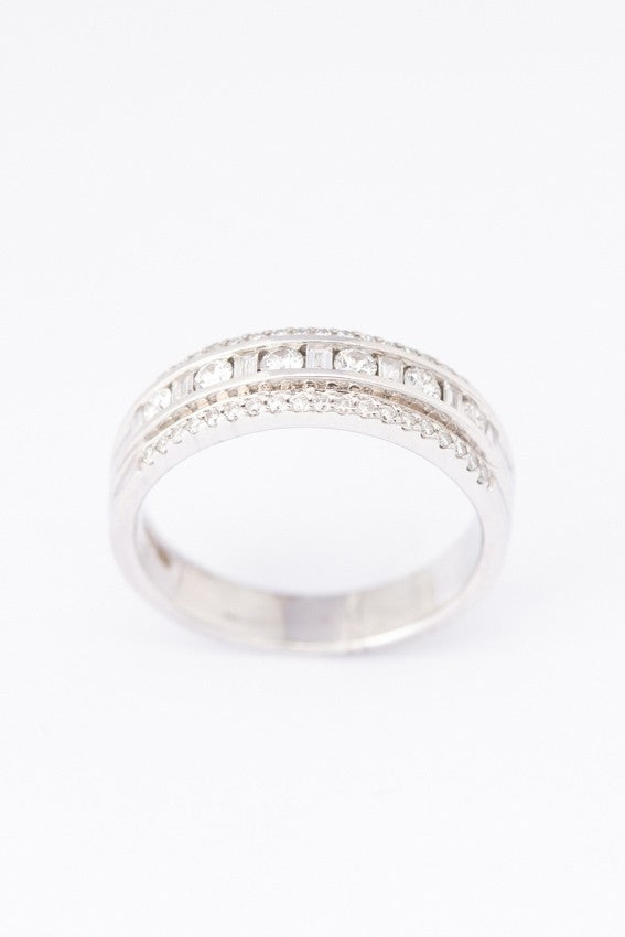 Wit gouden band ring met briljanten en baguette geslepen diamanten