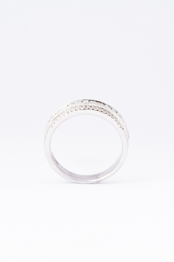 Wit gouden band ring met briljanten en baguette geslepen diamanten