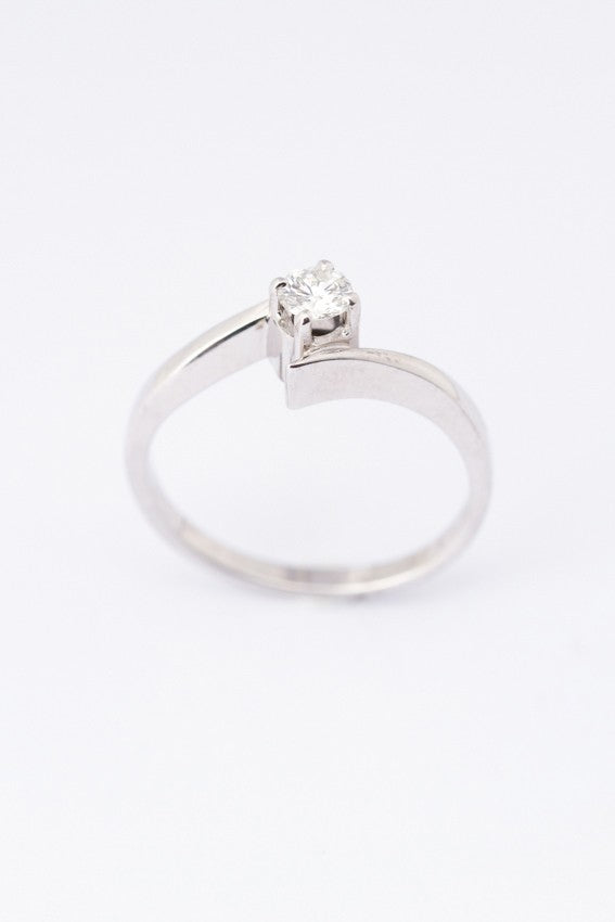 Wit gouden slag ring met een briljant van ca. 0.21 ct.