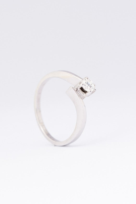 Wit gouden slag ring met een briljant van ca. 0.21 ct.