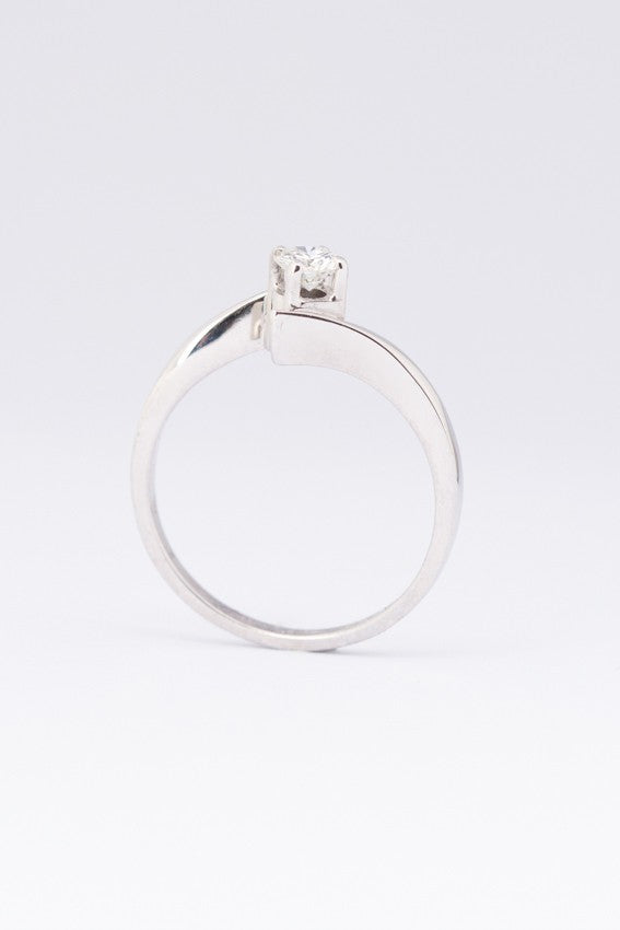 Wit gouden slag ring met een briljant van ca. 0.21 ct.