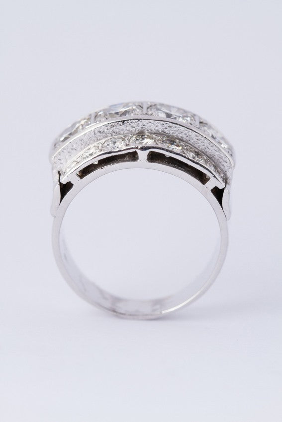 Wit gouden band ring met briljanten. Ca. 3.2 ct.