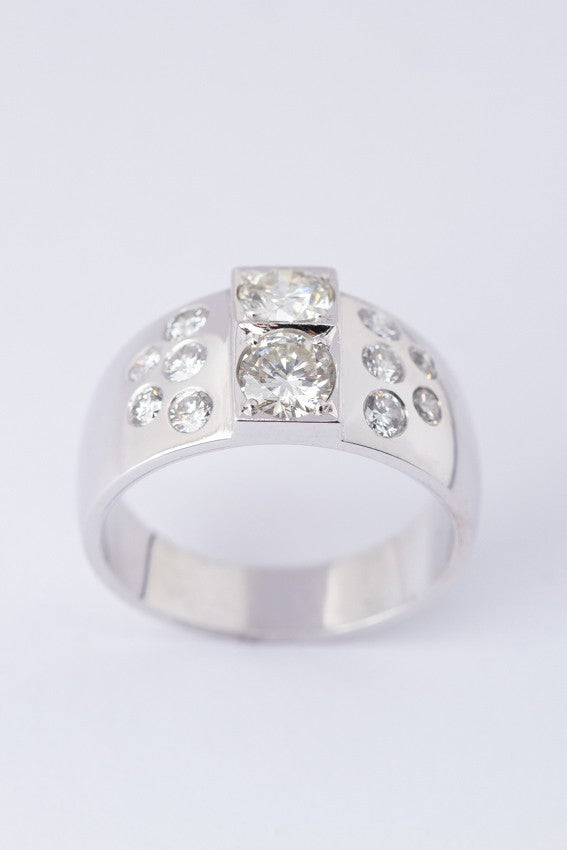White gold ring with 12 brilliant-cut diamonds. Approx. 1.4 ct.