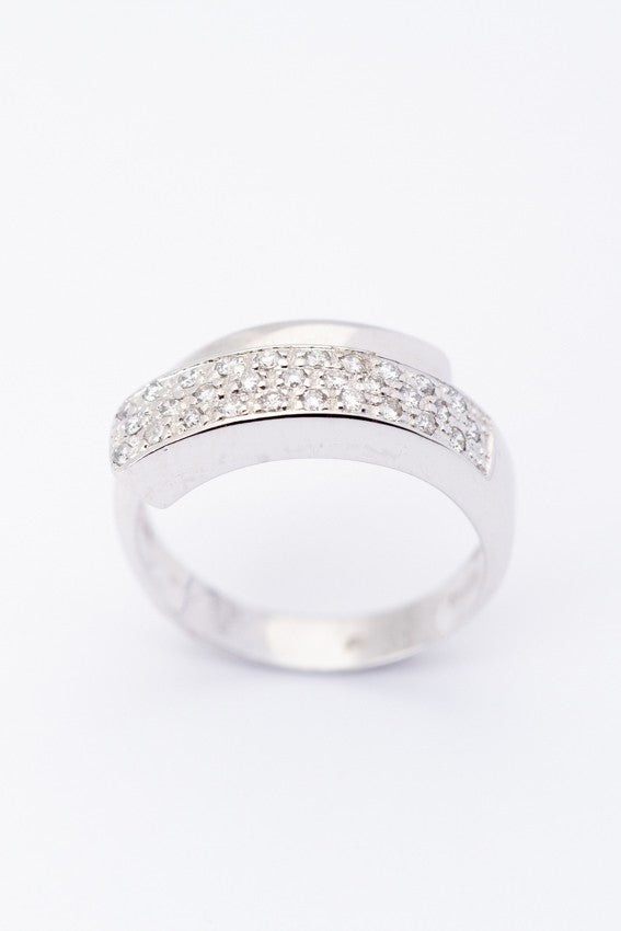 White gold ring with 30 diamonds